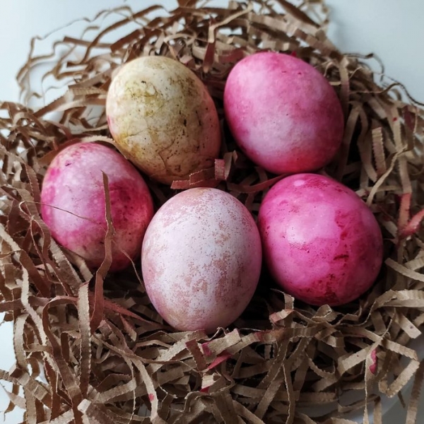 Краски не нужны: 8 натуральных способов окрашивания пасхальных яиц