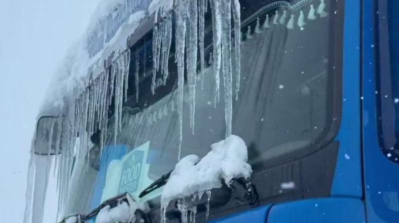 Более 2000 автомобилей застряли на дорогах на юге Казахстана