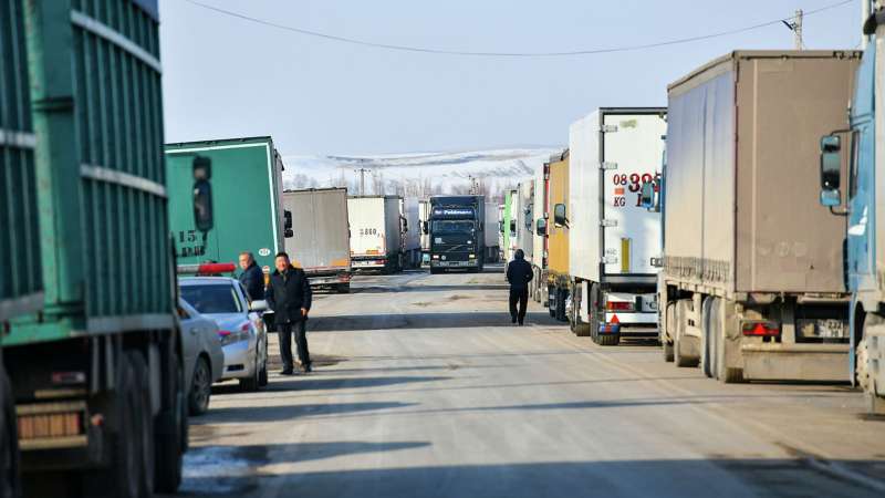 В ЕАЭС прокомментировали скопление грузовиков на границе Казахстана и Кыргызстана