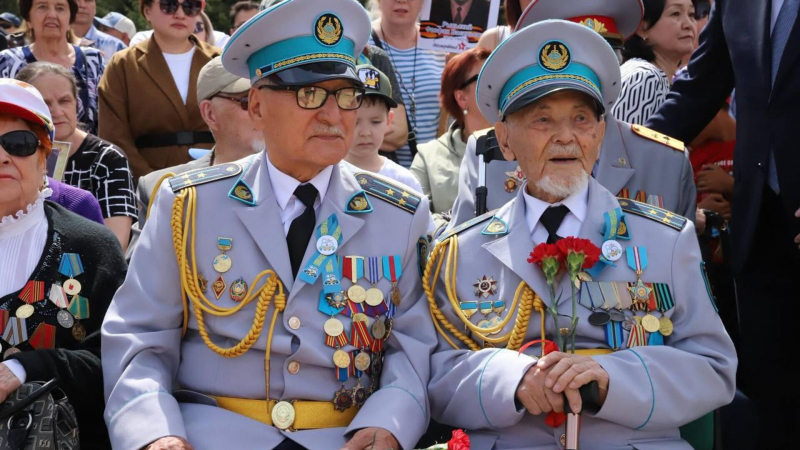 Юбилейные медали и шествия: как Казахстан празднует День Победы